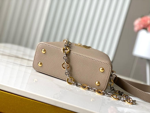 秋冬特惠💰1650 渠道级LV 新品 te级LV 动态芯片 M12935/M48865淡咖圆花环扣款 本款Capucines 手袋 商品图8