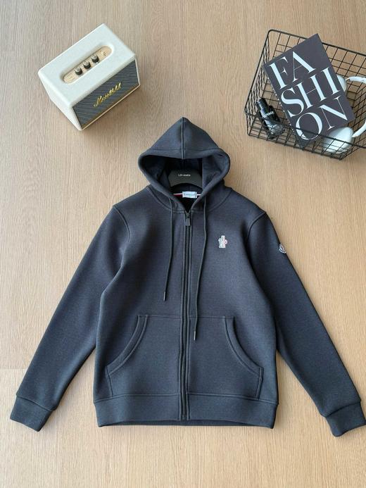 刺绣好货 加绒加厚 保暖不臃肿 MONCLER蒙口2025秋冬季新款三色连帽加绒加厚夹克拉链外套！ 商品图2