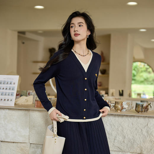 奢姿大码女装2025秋季减龄纽扣装饰V领针织衫胖妹妹百搭简约上衣9853691008A 商品图4