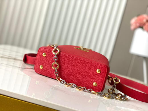 秋冬特惠💰1650 渠道级LV 新品 te级LV 动态芯片 M12936/M48865红色圆花环扣款 本款Capucines 手袋 商品图8