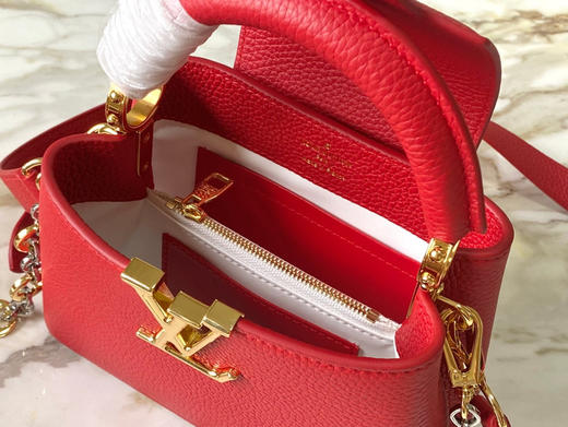 秋冬特惠💰1650 渠道级LV 新品 te级LV 动态芯片 M12936/M48865红色圆花环扣款 本款Capucines 手袋 商品图4