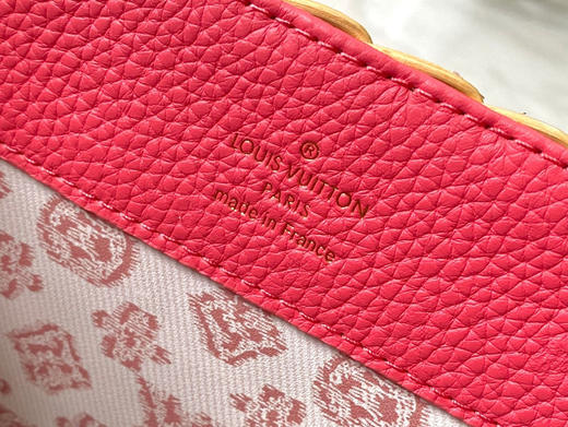 秋冬特惠💰1700 渠道级LV 新品 te级LV 动态芯片 M26005/M48865唇膏印花竹篮 本款Capucines手袋 商品图7