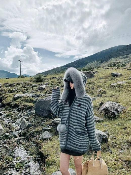 D112561条纹设计毛绒帽檐宽松休闲连帽针织外套 商品图2