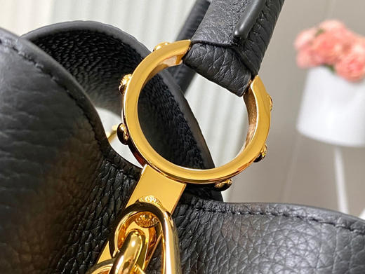 秋冬特惠💰1850 渠道级LV 新品 te级LV 动态芯片 M12936/M48865黑色圆花环扣款 本款Capucines 手袋 商品图5