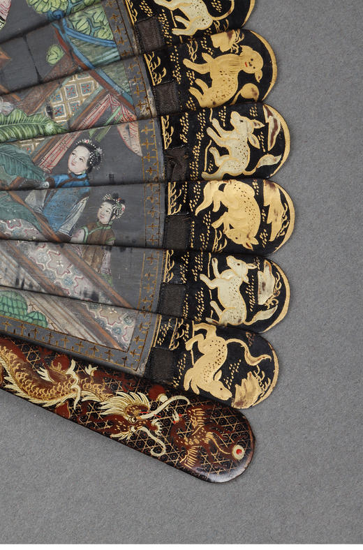 独角鹿西洋古董清代晚期十三行出品彩绘人物故事黑漆描金瑞兽主题竹骨双面折扇 商品图4