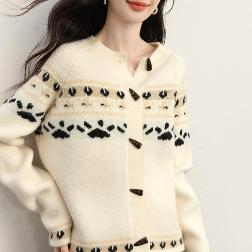 【11/26新品】熙世界费尔岛提花圣诞毛衣开衫女秋冬新款小香风牛角扣圆领针织衫 商品图4