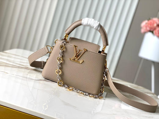 秋冬特惠💰1650 渠道级LV 新品 te级LV 动态芯片 M12935/M48865淡咖圆花环扣款 本款Capucines 手袋 商品图0