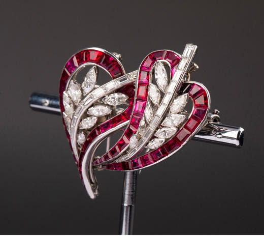独角鹿西洋古董1945年代法国出品装饰艺术风格「双爱心」造型铂金镶嵌红宝石及钻石胸针 带原盒 商品图4