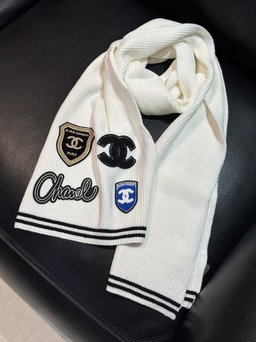 D112530英伦学院风冬季氛围感针织羊绒面料徽章围巾 商品图10