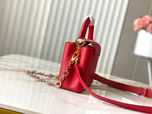 秋冬特惠💰1650 渠道级LV 新品 te级LV 动态芯片 M12936/M48865红色圆花环扣款 本款Capucines 手袋 商品图1