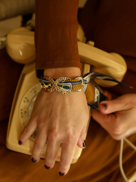 订购14周到｜AN-NEE-TRESSE-深蓝色 塔罗 复古金色 4cm 丝巾手镯［法国设计师］ 商品图0