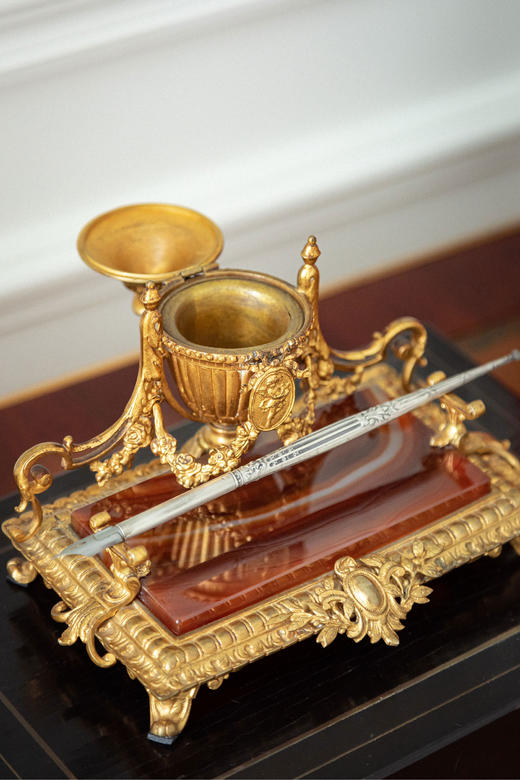 独角鹿西洋古董19世纪末法国出品花环奖杯主题铜鎏金精雕嵌玛瑙底座墨水台 商品图4