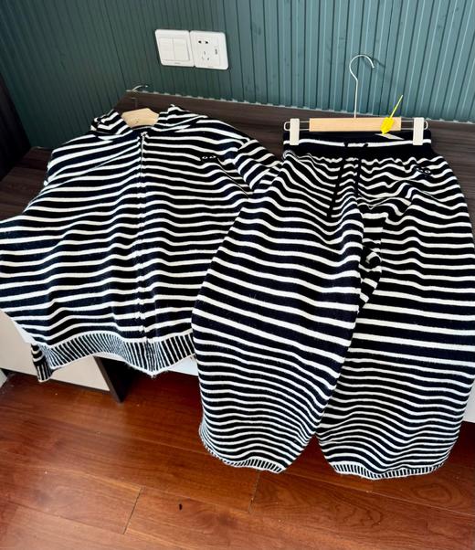 D112562连帽+撞色条纹软软糯糯休闲拉链套装 商品图0