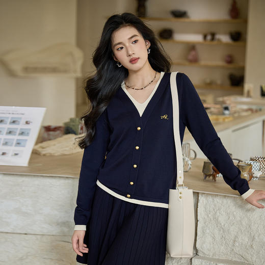 奢姿大码女装2025秋季减龄纽扣装饰V领针织衫胖妹妹百搭简约上衣9853691008A 商品图2