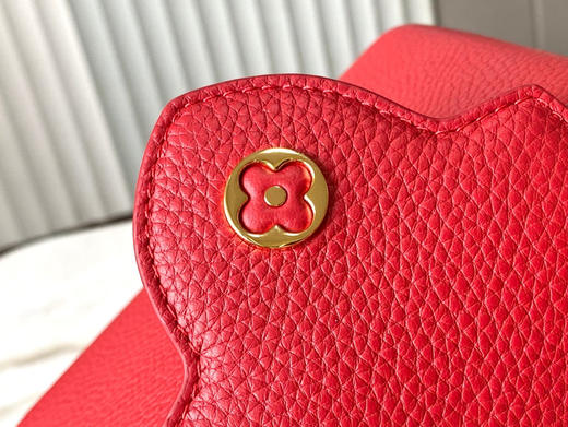 秋冬特惠💰1650 渠道级LV 新品 te级LV 动态芯片 M12936/M48865红色圆花环扣款 本款Capucines 手袋 商品图6