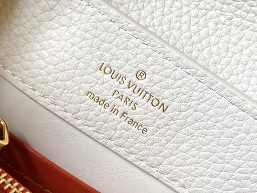 秋冬特惠💰1650 渠道级LV 新品 te级LV 动态芯片 M12938/M48865奶白圆花环扣款 本款Capucines 手袋 商品图6