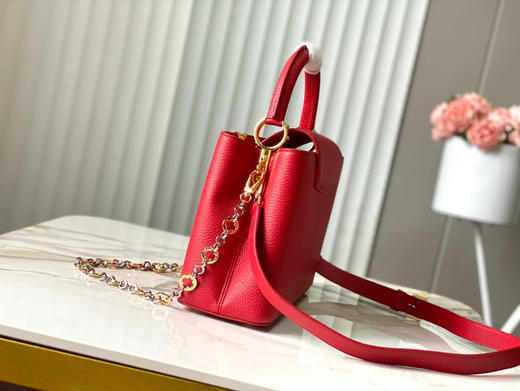 秋冬特惠💰1850 渠道级LV 新品 te级LV 动态芯片 M12936/M48865红色圆花环扣款 本款Capucines 手袋 商品图1
