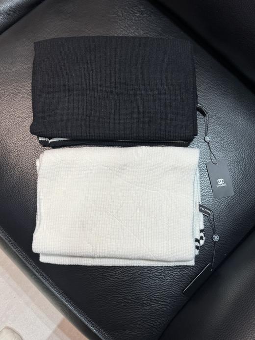 D112530英伦学院风冬季氛围感针织羊绒面料徽章围巾 商品图1