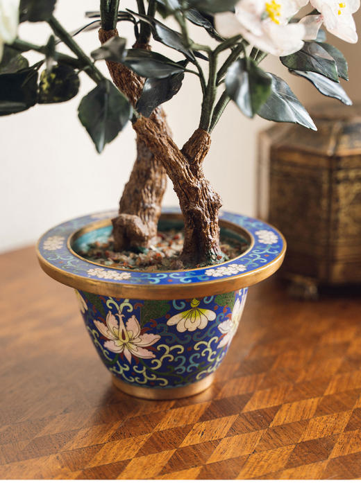 【已售】独角鹿西洋古董20世纪中国创汇时期出品宝相花纹样景泰蓝盆装饰「傲霜玉茗」珍宝像生盆景 商品图2