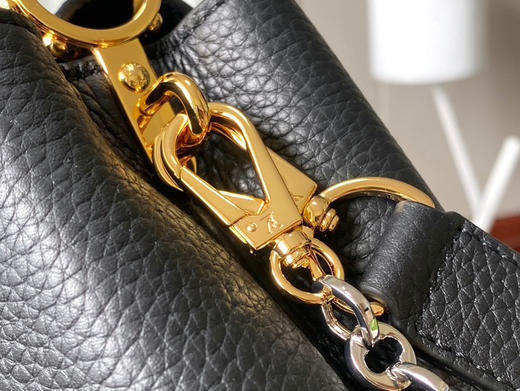 秋冬特惠💰1650 渠道级LV 新品 te级LV 动态芯片 M12936/M48865黑色圆花环扣款 本款Capucines 手袋 商品图4