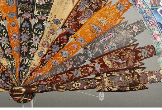 独角鹿西洋古董清代晚期十三行出品纸本彩绘「郭子仪拜寿图」髹漆描金骨折扇 商品图4