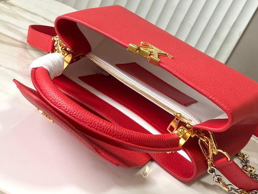 秋冬特惠💰1850 渠道级LV 新品 te级LV 动态芯片 M12936/M48865红色圆花环扣款 本款Capucines 手袋 商品图4