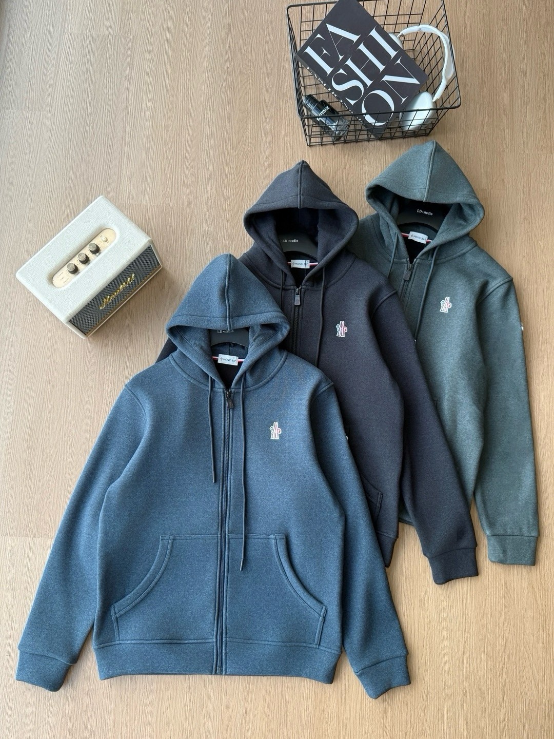 刺绣好货 加绒加厚 保暖不臃肿 MONCLER蒙口2025秋冬季新款三色连帽加绒加厚夹克拉链外套！