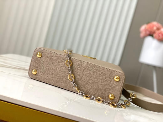 秋冬特惠💰1750 渠道级LV 新品 te级LV 动态芯片 M12935/M48865淡咖圆花环扣款 本款Capucines 手袋 商品图8