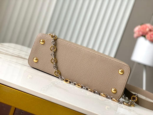 秋冬特惠💰1850 渠道级LV 新品 te级LV 动态芯片 M12935/M48865淡咖圆花环扣款 本款Capucines 手袋 商品图8