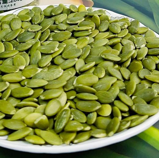 【南瓜子仁】精选新鲜南瓜籽去壳，低温烘焙而成，原汁原味，原色原香，口感酥香，一天一把，不仅好吃还是药食同源保健小能手，无壳方便，配料就只有南瓜子，无糖无油，减脂期也能吃。打开坚果香四溢，颗粒饱满。 商品图0