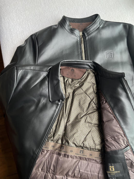 【巴宝大圣25年新款皮羽绒】✅皮革手感细腻纹理光滑，防风防雨💧耐穿好打理～  ✅90%白鸭绒-MFHS 商品图4