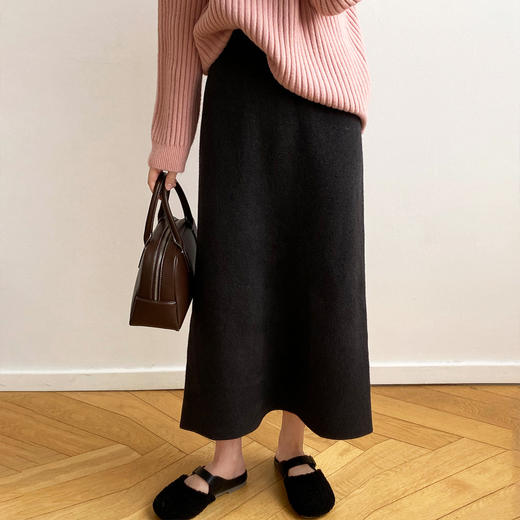 【2025新款】佐姿莎 纯色直筒后开叉仿羊绒半身裙N503  十色可选百搭；休闲气质兼具，轻松搭配御姐味道，下摆开叉设计，洋气高级显瘦；加密加厚仿羊绒，580g将近1.2斤 商品图9