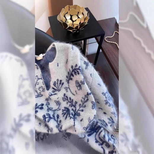 羊毛拉绒v领上衣蓝色慵懒风软糯保暖针织衫高级感复古青花瓷毛衣 商品图3