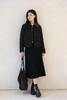 羊毛混纺短款翻盖羽绒服 翻领西装羽绒服 正肩合身廓形 线条流畅 剪裁合体 撞色灯芯绒翻领设计 羊毛混纺平纹布面料 商品缩略图4