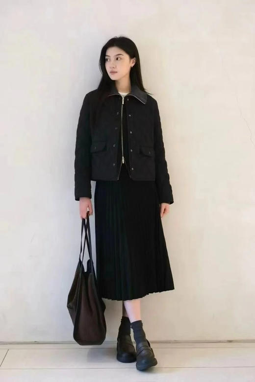 羊毛混纺短款翻盖羽绒服 翻领西装羽绒服 正肩合身廓形 线条流畅 剪裁合体 撞色灯芯绒翻领设计 羊毛混纺平纹布面料 商品图4