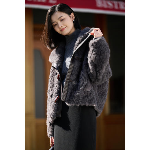 “行走的小暖炉” 进口超细旦仿生绒  细腻的绒簇光泽 米思阳2025冬季高级灰翻领减龄升级版仿皮草短外套女5742 商品图1