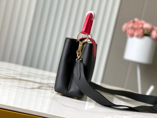 秋冬特惠💰1550 渠道级LV 新品 te级LV 全套包装 N82904/M48865黑拼红鸵鸟 本款 Capucines 手袋 商品图1