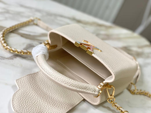 秋冬特惠💰1600 渠道级LV 新品 te级LV 全套包装 M23082/M48865七夕款 本款Capucines手袋 商品图6