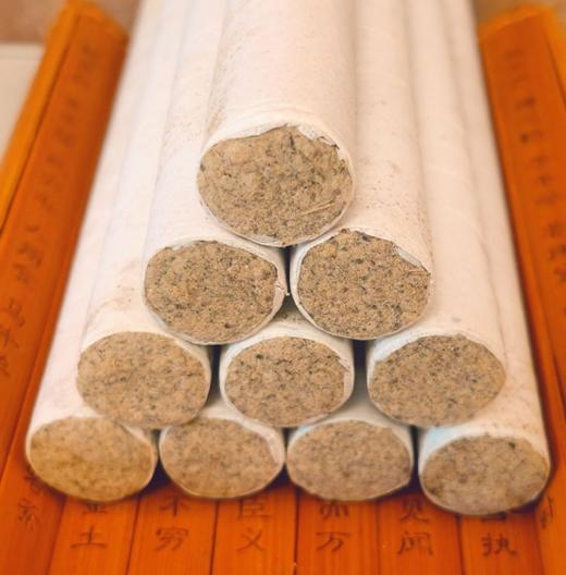 💥【阡陌艾三年陈艾条】🌈精选伏牛山野生艾叶，经三年陈放后，提取艾绒，手工卷制成艾条。 商品图3