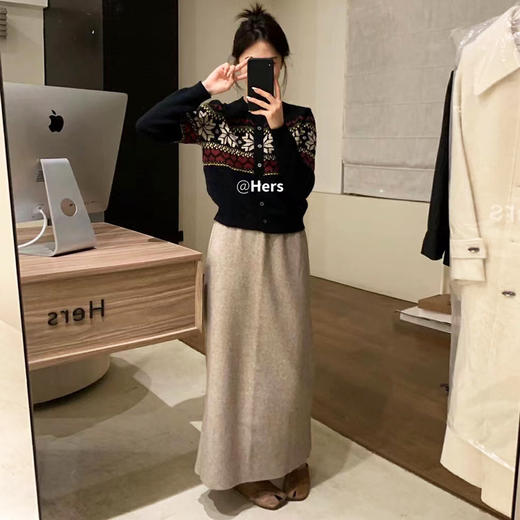 【2025新款】佐姿莎 纯色直筒后开叉仿羊绒半身裙N503  十色可选百搭；休闲气质兼具，轻松搭配御姐味道，下摆开叉设计，洋气高级显瘦；加密加厚仿羊绒，580g将近1.2斤 商品图4