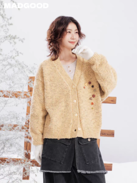 马得工地/MDGDMY141451/圈圈纱装饰纽扣毛衣开衫