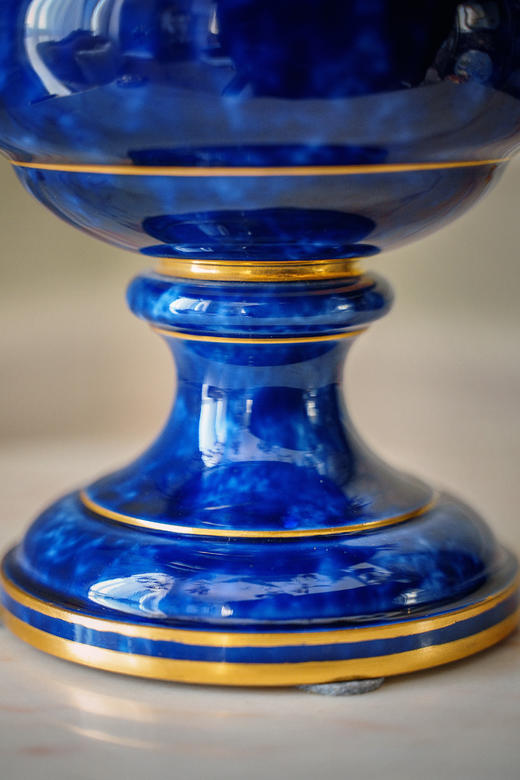 【已售】独角鹿西洋古董1887-1895年代法国御窑塞弗尔签名出品手绘描金装饰云朵蓝釉美第奇樽造型瓷花瓶 商品图5