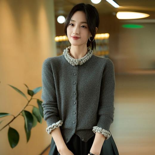 「自」全新升级【铂金会员211/天猫279/差价68】(11900)洛诗琳气质木耳边纯羊毛针织开衫2025秋冬长袖系扣毛衣外套 商品图2