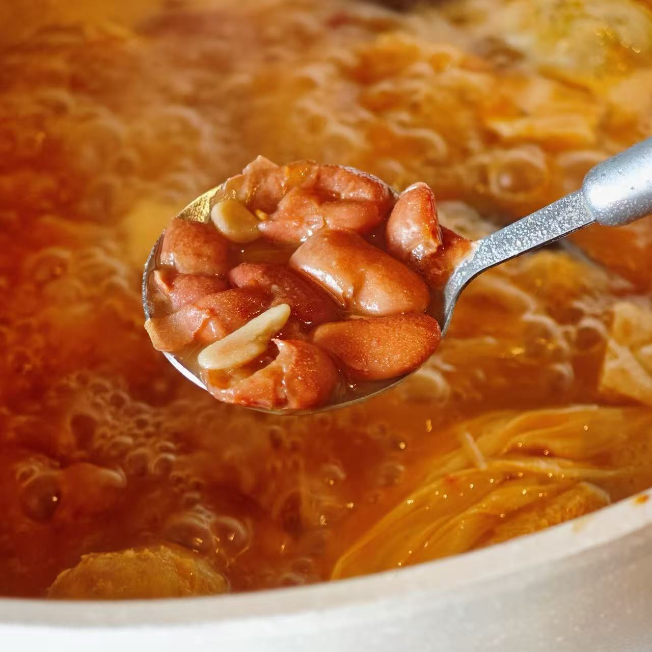 贵州酸汤豆米火锅，酸辣开胃，汤汁浓郁，下饭神器