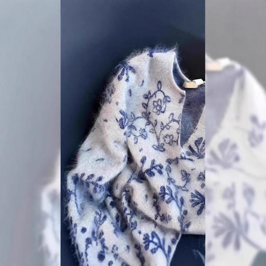 羊毛拉绒v领上衣蓝色慵懒风软糯保暖针织衫高级感复古青花瓷毛衣 商品图1