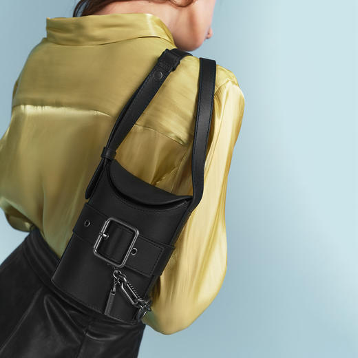 1004700301206 CHARLES&KEITH Both联名款斜挎水桶包女包 商品图1