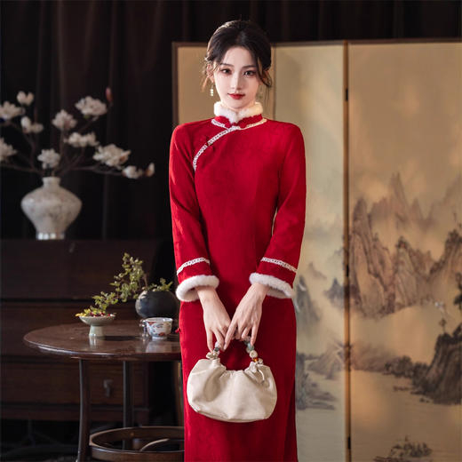 时尚改良新中式长款加绒毛巾绣旗袍2025秋冬新款年轻款红旗袍396137 商品图0