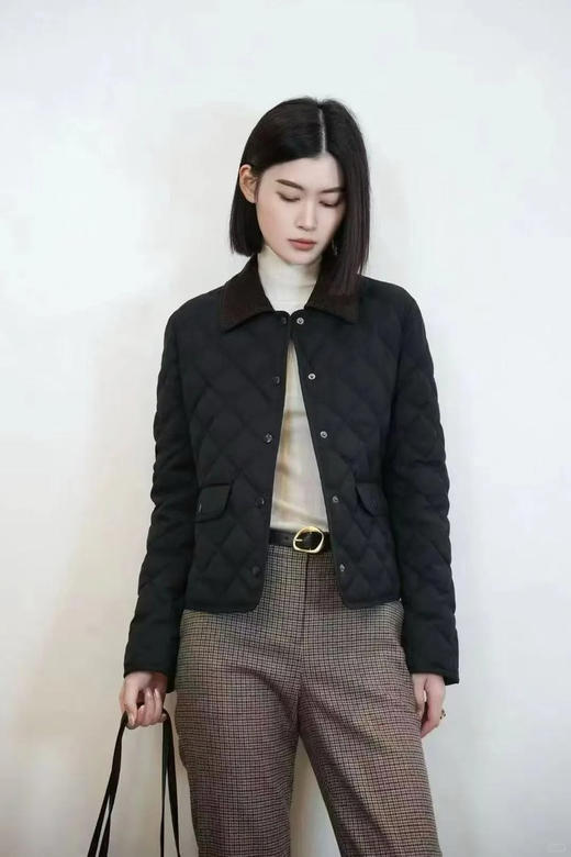 羊毛混纺短款翻盖羽绒服 翻领西装羽绒服 正肩合身廓形 线条流畅 剪裁合体 撞色灯芯绒翻领设计 羊毛混纺平纹布面料 商品图3