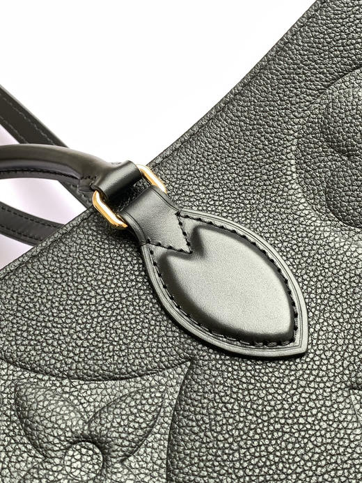 秋冬特惠💰1530 渠道级LV【全钢五金 变码芯片】te级LV 全套包装 M44925黑色压花 ONTHEGO 大号手袋 商品图4