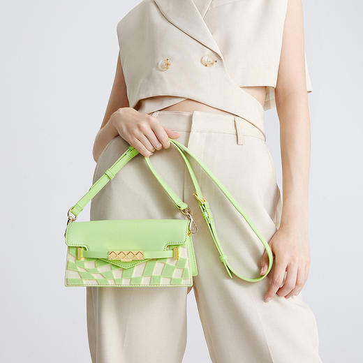 1004612303206   CHARLES&KEITH 女士拼色棋盘格手提斜挎包【约23*11*7.5cm】 商品图4